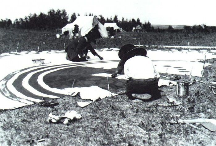 Ds-Nicholas de Grandmaison Photo05-Tepee painting. ����������, ������� ��