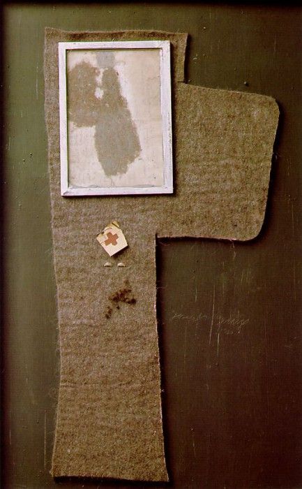 Beuys Halbiertes Filzkreuz mit Staubbild Magda, 1960-65, 1. , 